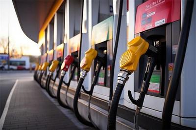 成品油零售限价或实现三连降 预计明日92汽油跌幅在1毛钱【附成品油行业市场供需分析】